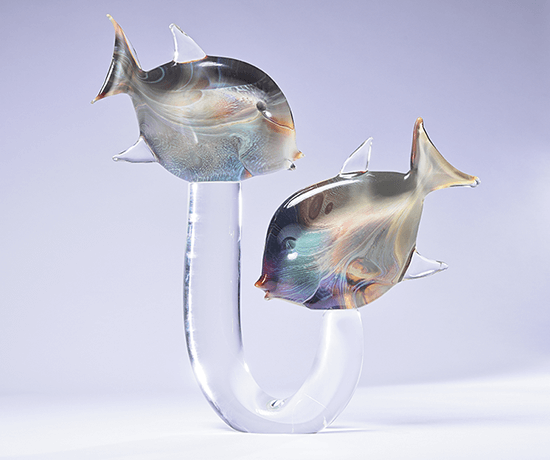 虹色の魚が宙を泳ぐヴェネツィアの現代ガラスアート
